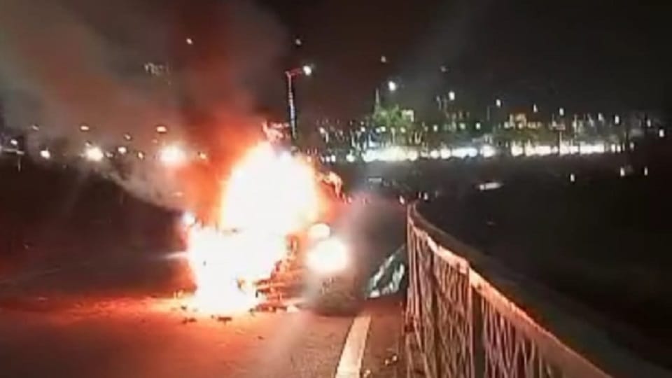 Lucknow: A car caught fire near the police headquarters
