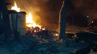 दर्दनाक: खाना बनाते समय गैस सिलिंडर के पाइप में लगी आग, महिला की मौत, बचाने की कोशिश में तीन झुलसे Fire broke out in gas cylinder pipe while cooking in ballia woman died