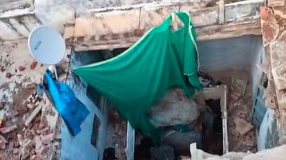 Gwalior News 100 years old house collapsed three people seriously injured in the accident