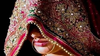एक बेटी बनी कलंक तो दूसरी मिसाल: प्रेमी संग दुल्हन फरार, फिर भी बजी शहनाई; बेबस पिता की पगड़ी 'छोटी' ने संभाली Banda: Bride absconded with lover, married younger sister