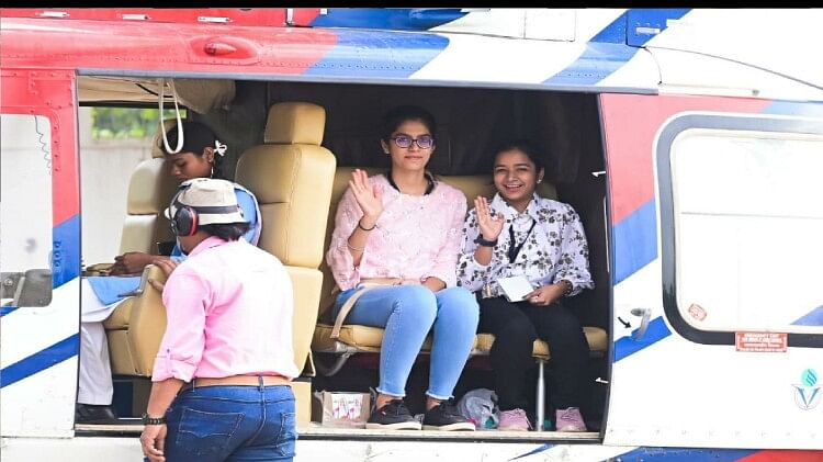 CG board Toppers students traveled from sky to Raipur, said- dreams fulfilled by sitting in a helicopter