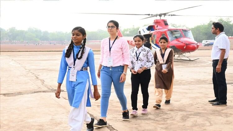 CG board Toppers students traveled from sky to Raipur, said- dreams fulfilled by sitting in a helicopter