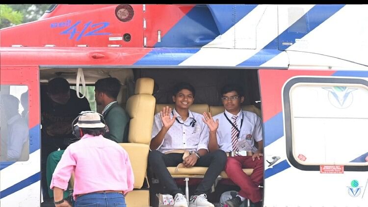 CG board Toppers students traveled from sky to Raipur, said- dreams fulfilled by sitting in a helicopter