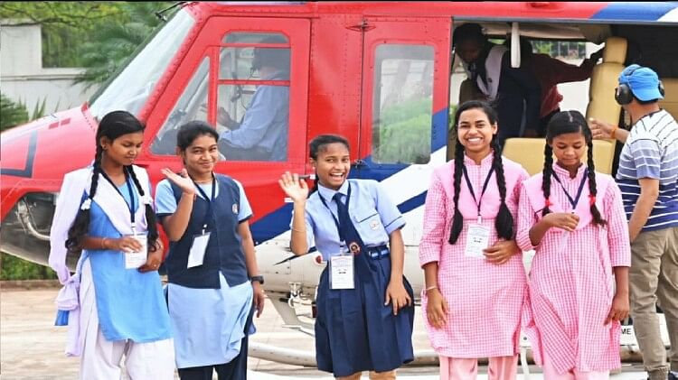 CG board Toppers students traveled from sky to Raipur, said- dreams fulfilled by sitting in a helicopter