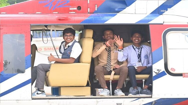 CG board Toppers students traveled from sky to Raipur, said- dreams fulfilled by sitting in a helicopter