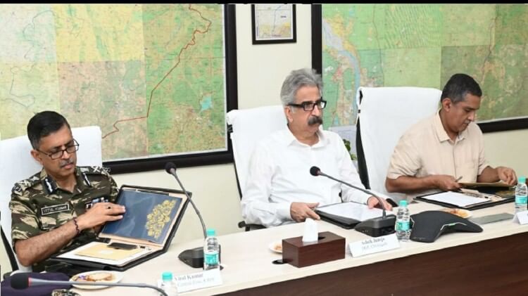 CG POLICE और CAPF का नया प्लान: नक्सलियों का होगा सफाया, स्पेशल ऑपरेशन चलाने की तैयारी, DGP ने ली अहम बैठक