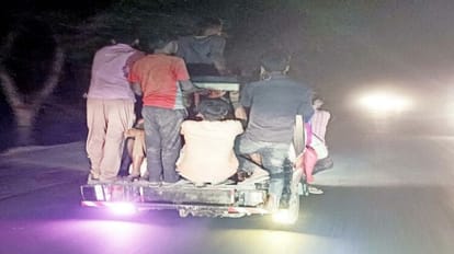 driver made 23 passengers sit in the tempo photo viral