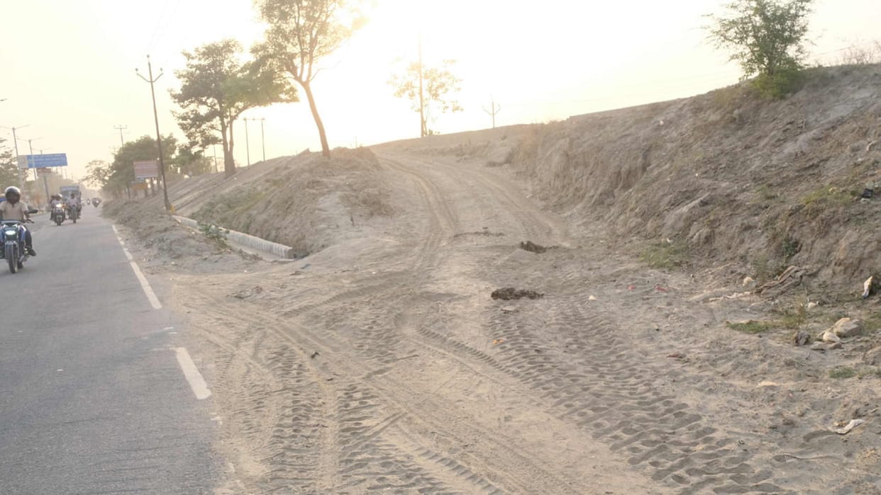 mining mafia also cut Rapti river dam in Gorakhpur