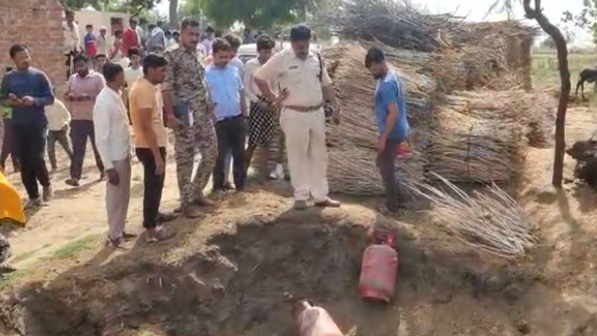 तीन बच्चों की मौत, दंपती झुलसे