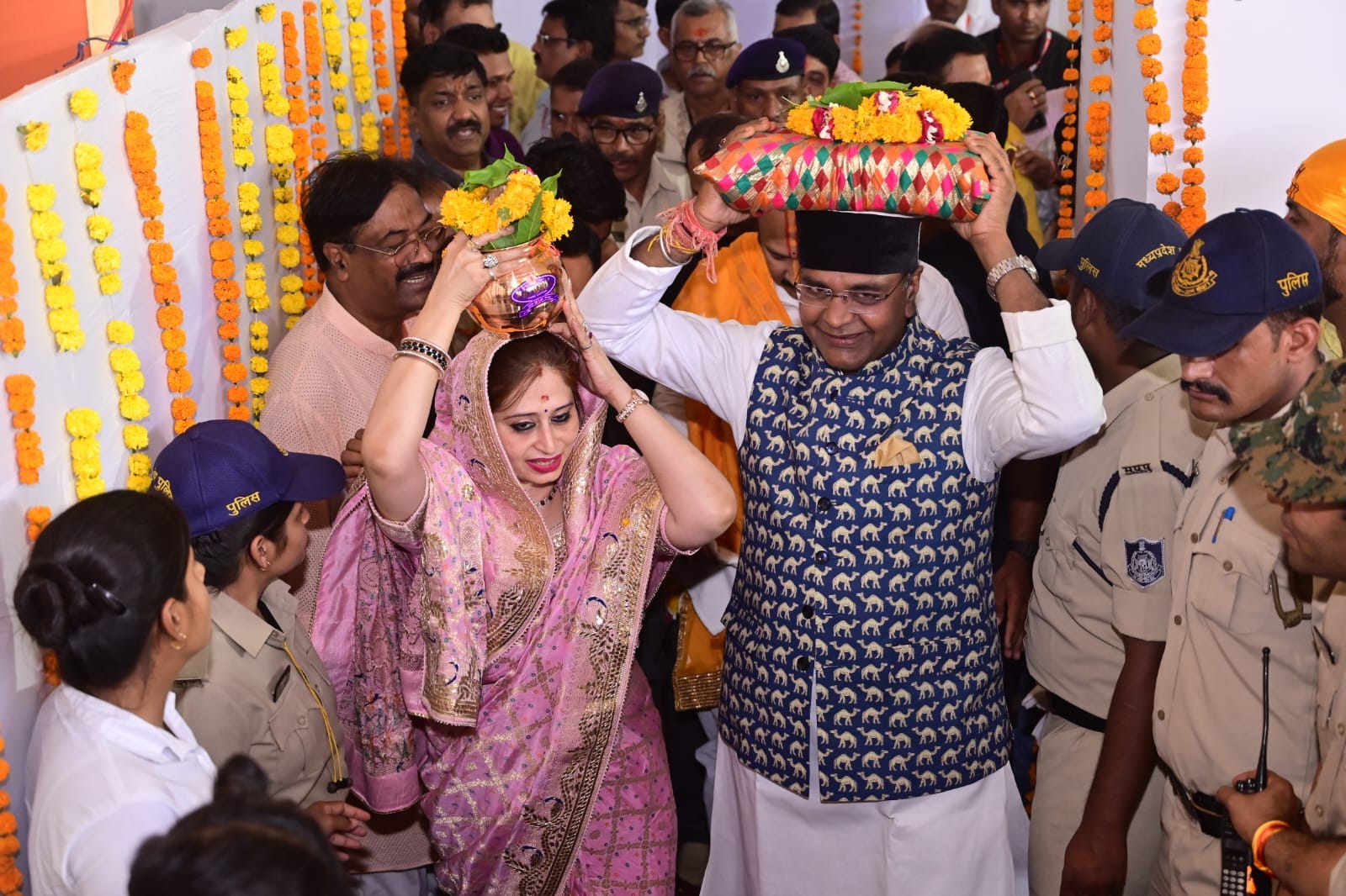 Bhopal News: Pt. Pradeep Mishra said - Give values to the children, holding a glass of water in hand, not a