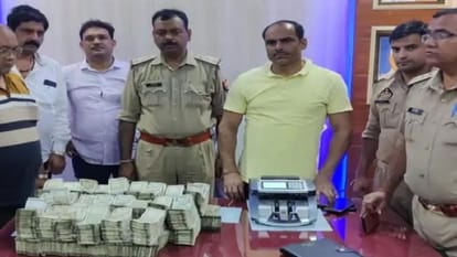कार से बरामद हुए 1.15 करोड़ रुपये