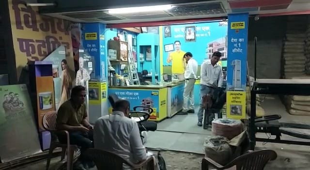 GST raid on hardware shop, investigation started in the morning by sealing the shop at night damoh