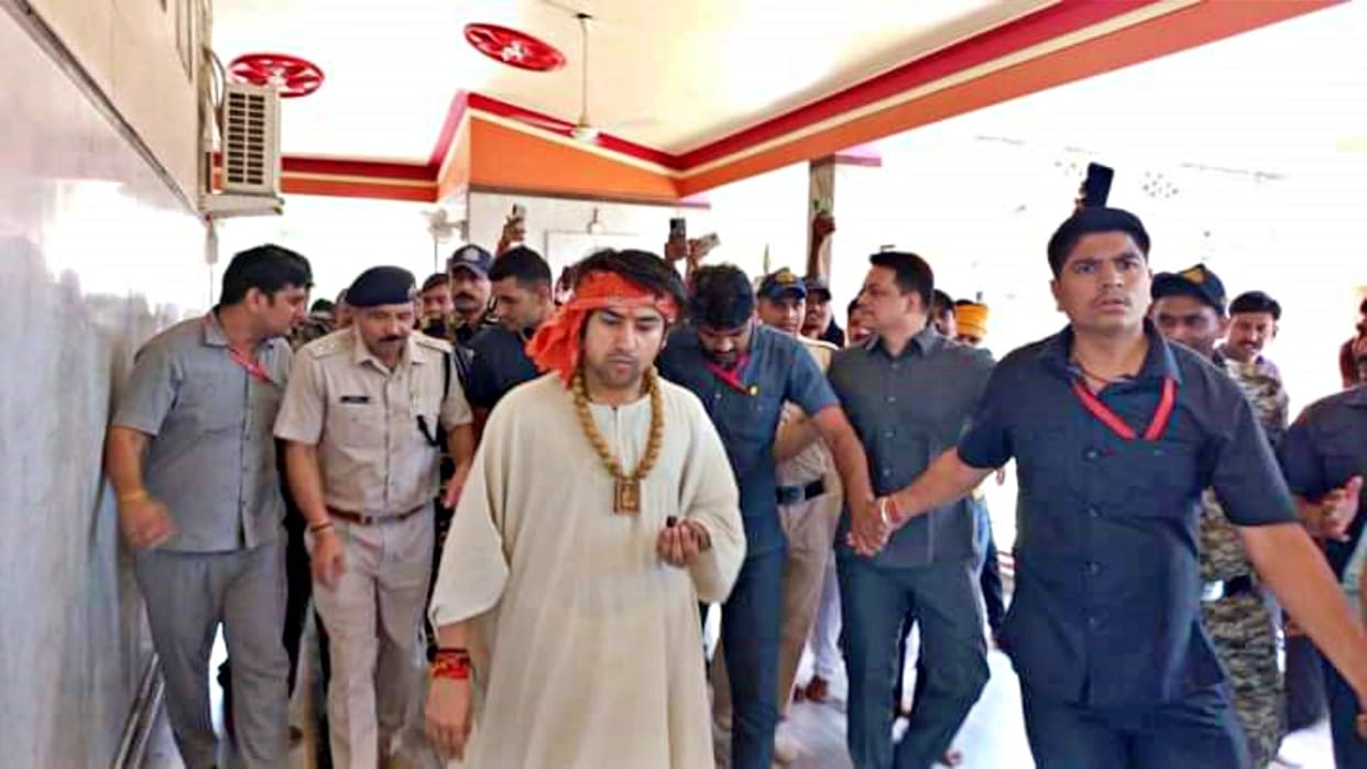 Crowd gathered at SP's residence to meet Dhirendra Krishna Shastri in Shivpuri