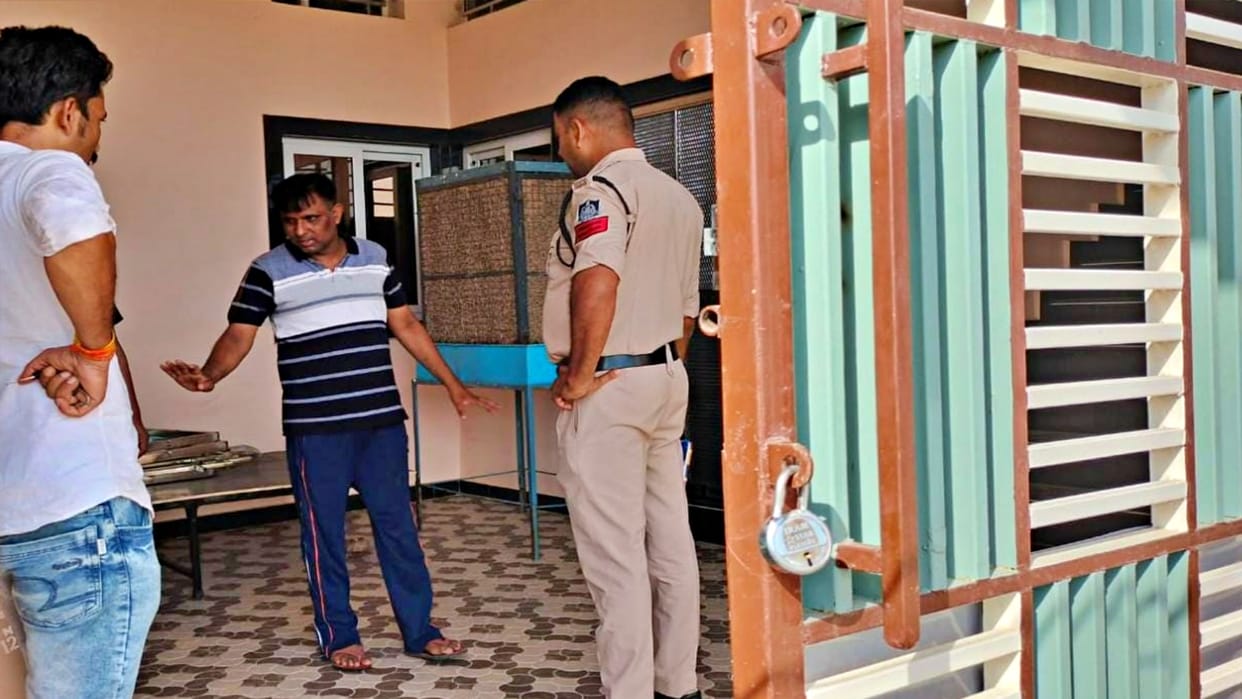 Thieves took money and jewelry from the house by breaking the lock during the day