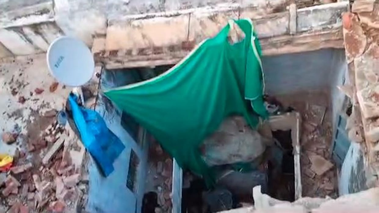 Gwalior News 100 years old house collapsed three people seriously injured in the accident
