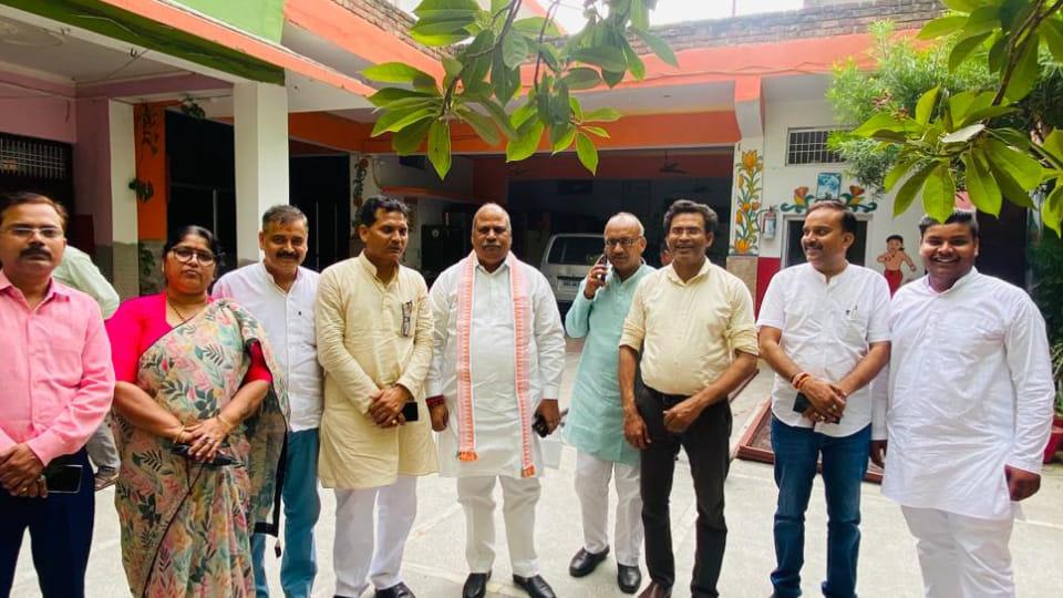 Party workers welcomed BJP State Vice President who reached Firozabad