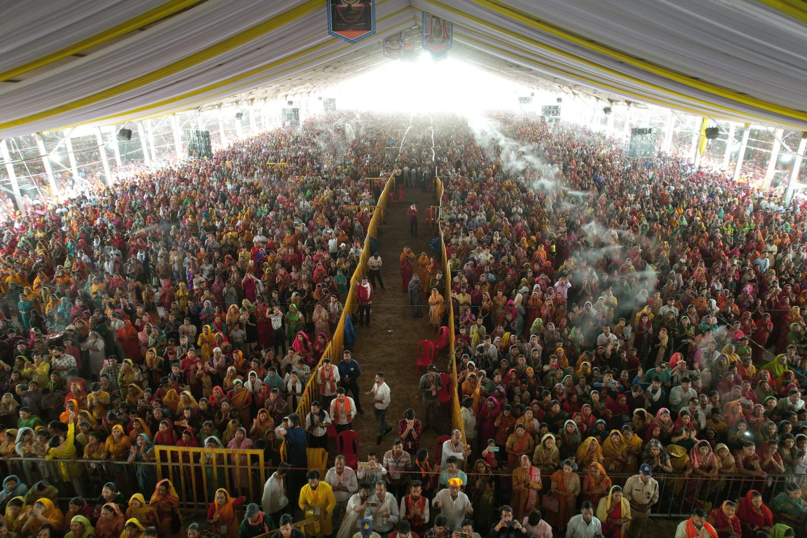 Bhopal News: Pt. Pradeep Mishra said - Give values to the children, holding a glass of water in hand, not a