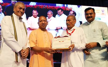Lucknow News: CM Yogi rewarded the farmers