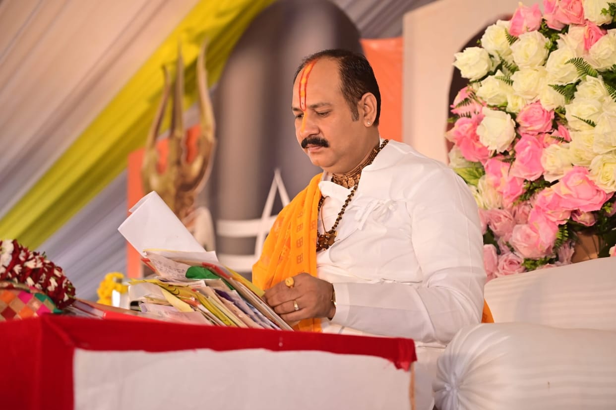 Bhopal News: Pt. Pradeep Mishra said - Give values to the children, holding a glass of water in hand, not a