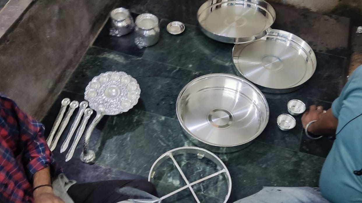 devotee offered 14 kilogram silver utensils in chintpurni temple una himachal pradesh