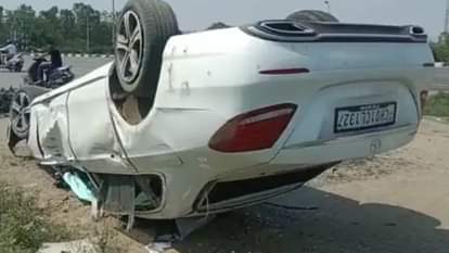 हादसे के बार पलटी कार