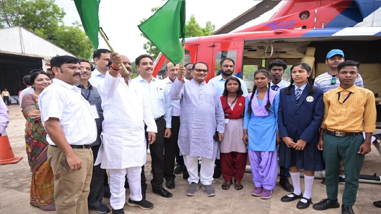 CG board Toppers students traveled from sky to Raipur, said- dreams fulfilled by sitting in a helicopter