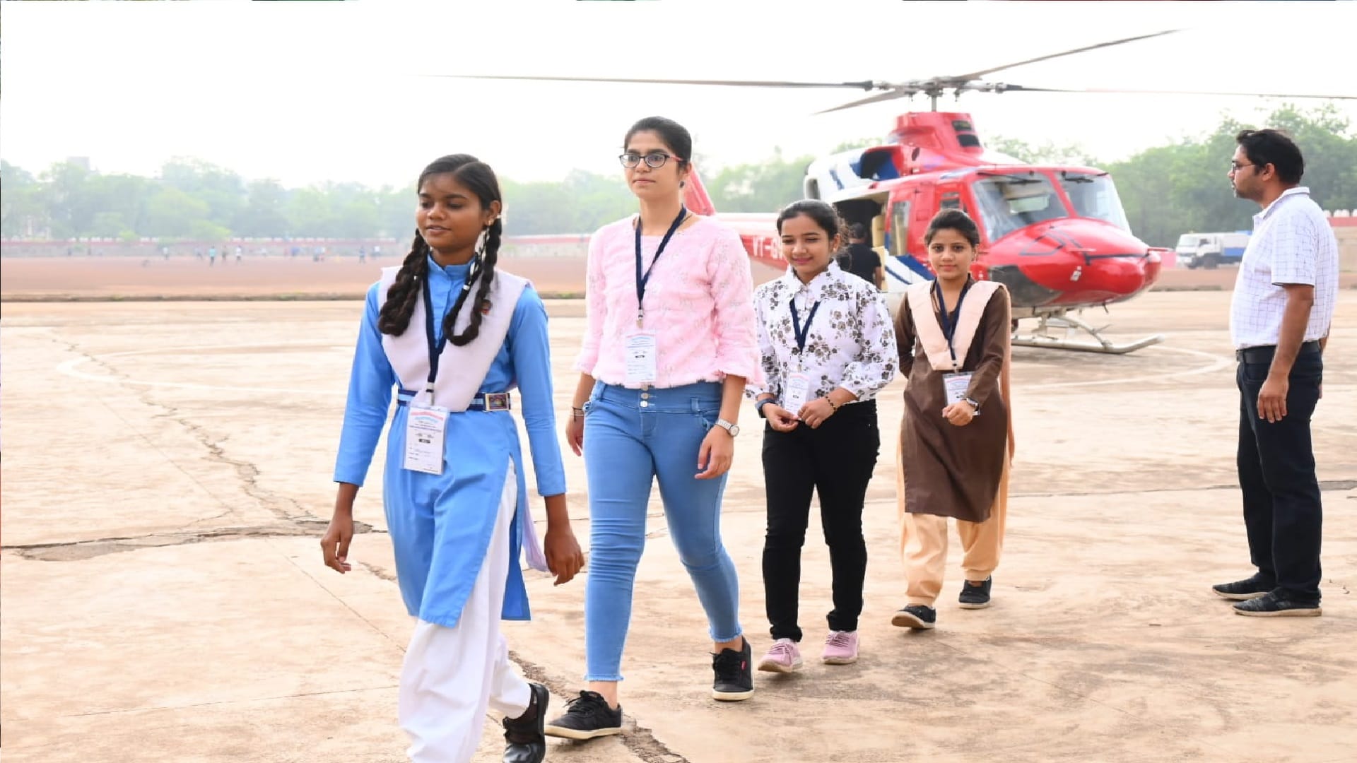 CG board Toppers students traveled from sky to Raipur, said- dreams fulfilled by sitting in a helicopter
