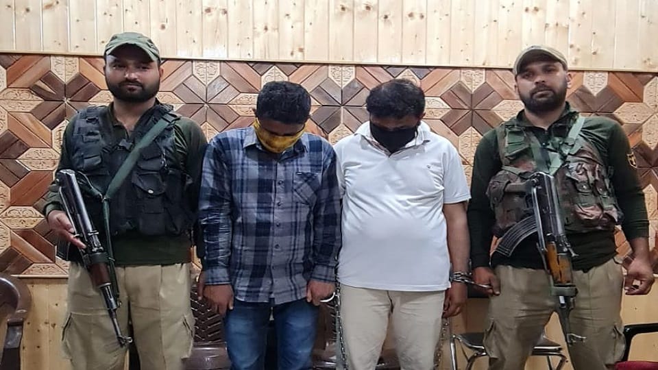 Jammu Kashmir: Two accused arrested with fake gold biscuits valley, were cheating people