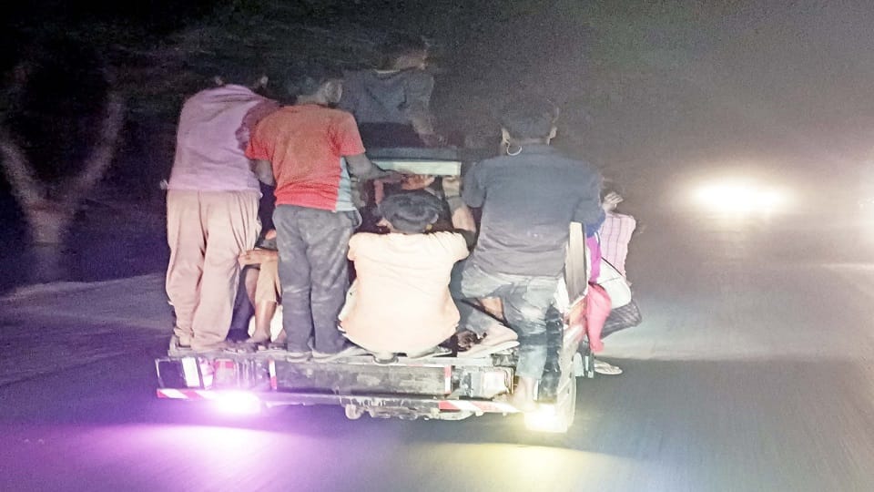 driver made 23 passengers sit in the tempo photo viral
