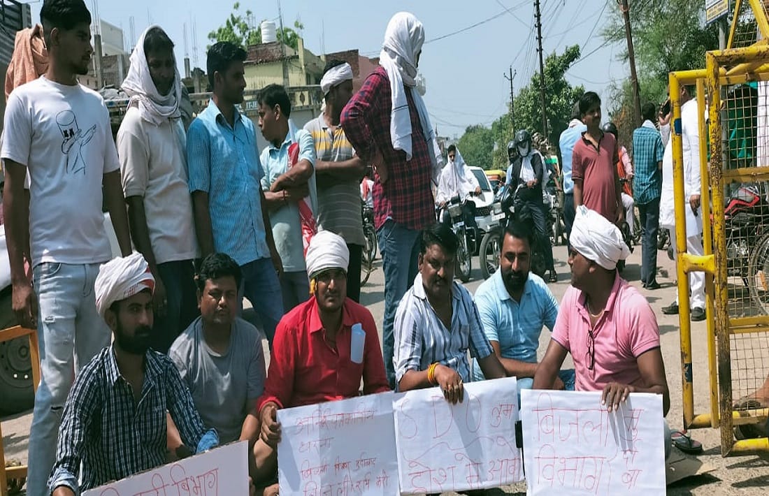 people descended Due to low voltage and power cut in varanasi