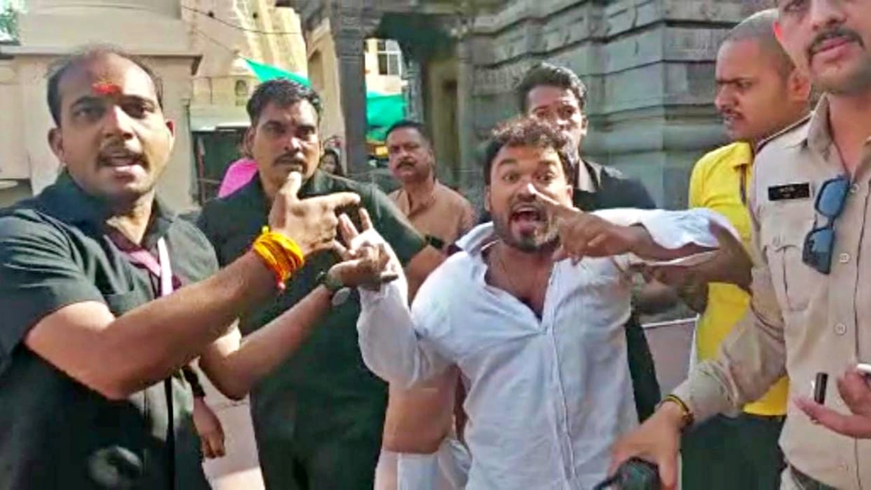 Guard and devotee fight for taking photo in Mahakal temple