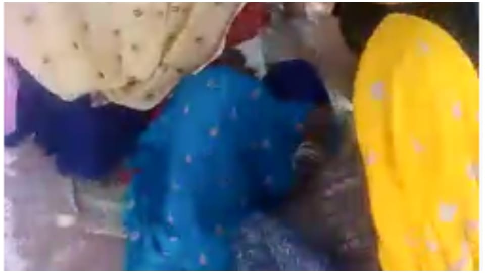Woman delivered under tree outside Masalpur Hospital in Karauli doctors did not admit