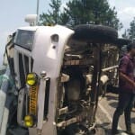 गुजरात के यात्रियों का वाहन का पलटा