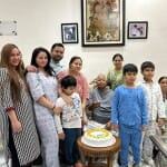 परिवार के साथ केक काटते लालू प्रसाद।