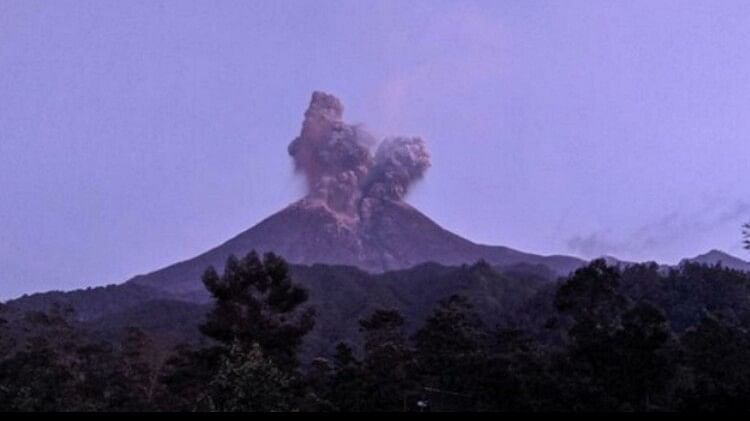 Philippines Thousands Evacuated Near Mayon Volcano After It Spews Ash ...