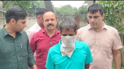 Karnal: चोरी का माल नाले के अंदर से बरामद, चोर ने छिपाकर रखा था 80 लाख का सामान Karnal: Stolen goods of 80 Lakh recovered from inside the drain