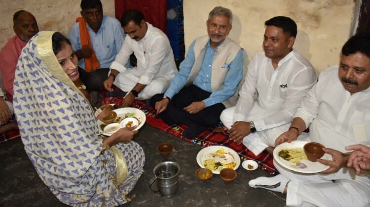 External Affairs Minister S Jaishankar breakfast at Dalit booth President residence in varanasi