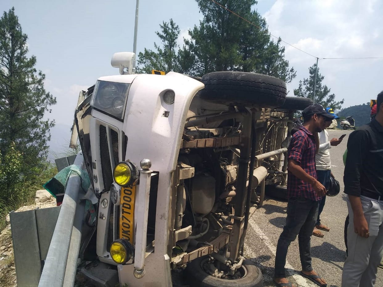 Accident in Yamunotri Highway Motorcycle fell into a ditch Death Gujrat passengers vehicle overturned in tehri