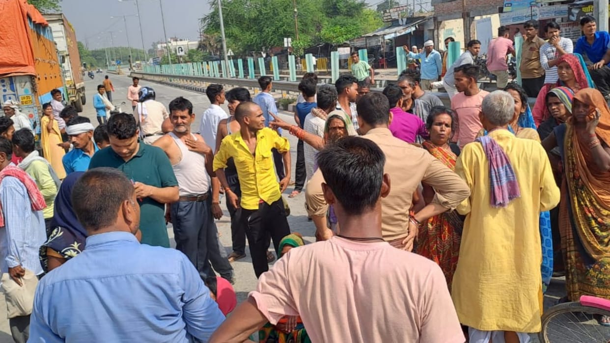 A man's dead body found hanging from a tree in Haidergarh Kotwali in Barabanki.