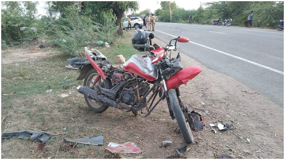 Car collided with bike in Bharatpur elderly husband and wife died on the spot son injured
