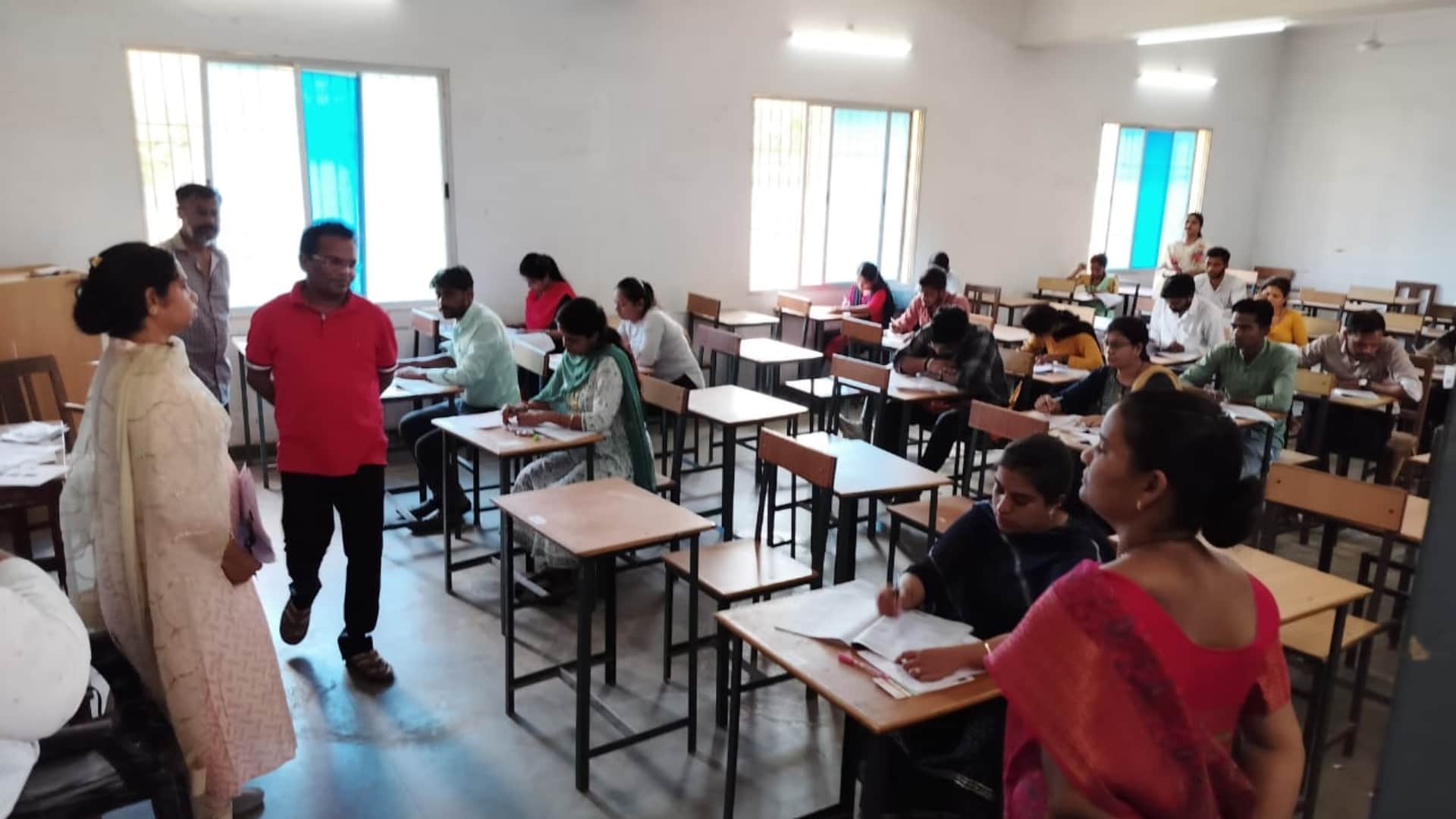 व्याख्याता भर्ती परीक्षा देने पहुंचे अभ्यर्थी।