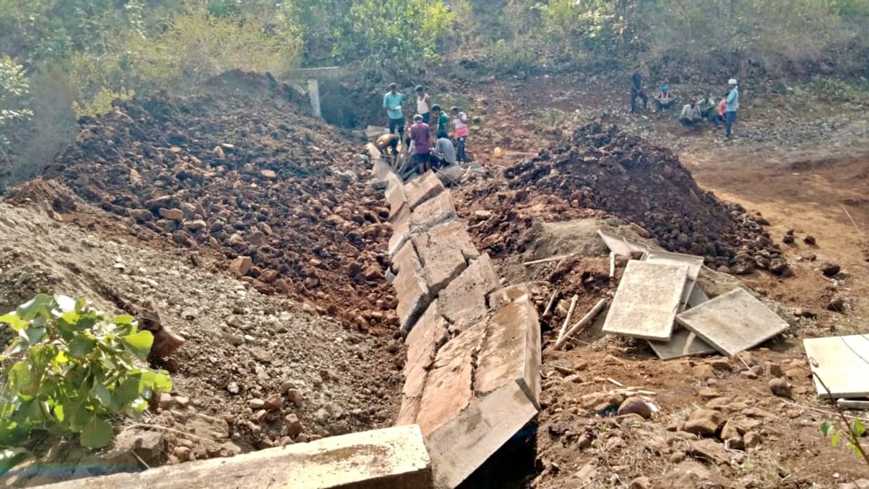 Three laborers died due to being buried under the wall of Chhindwara