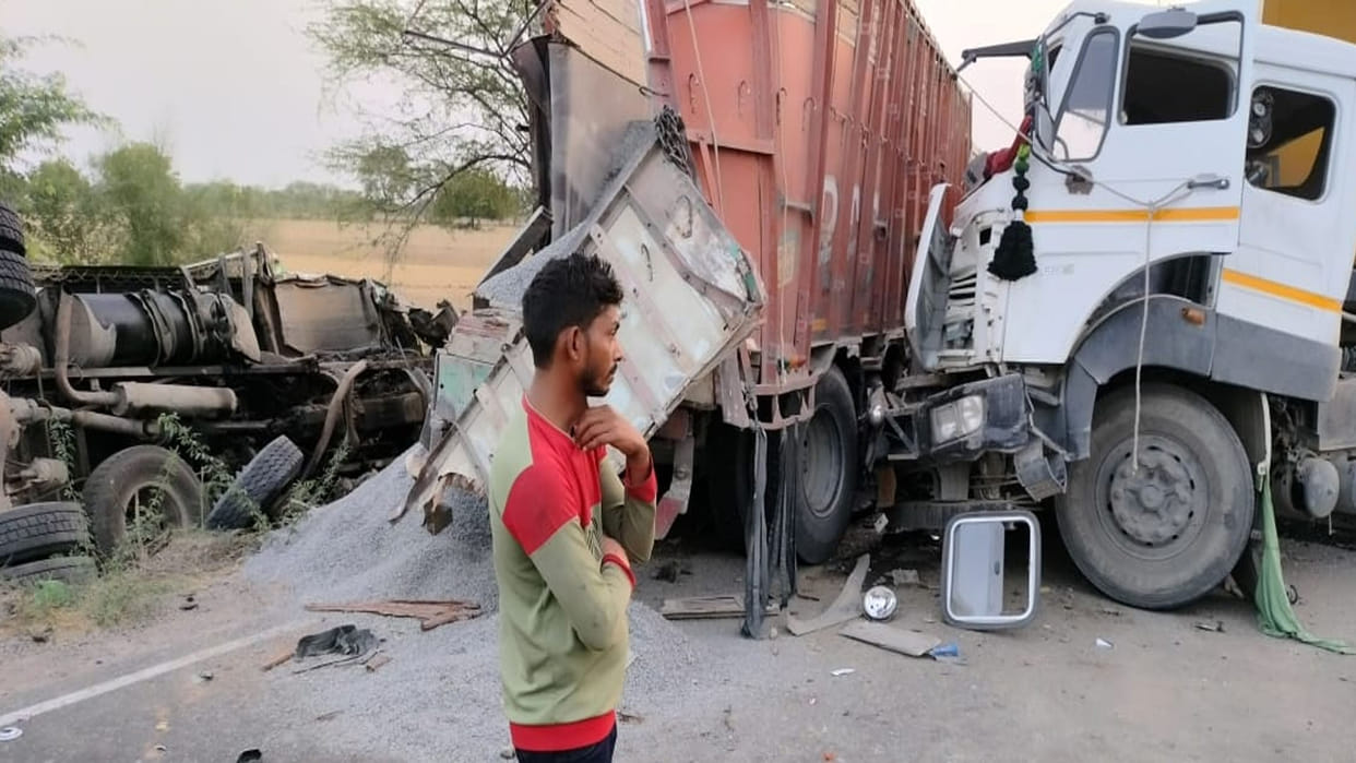 Banda: Collision between empty dumper and two trucks