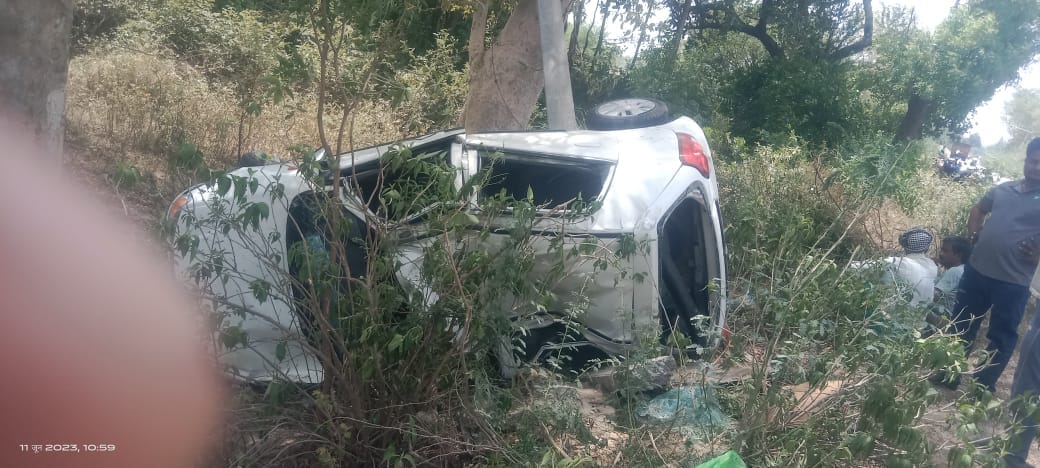 Speeding car collided with electric pole in Unnao, three died and three injured, dead bodies sent for postmort