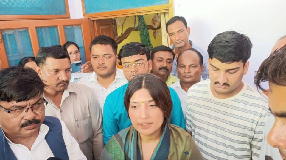 Dimple Yadav honored twelfth meritorious students by giving them laptops In Mainpuri