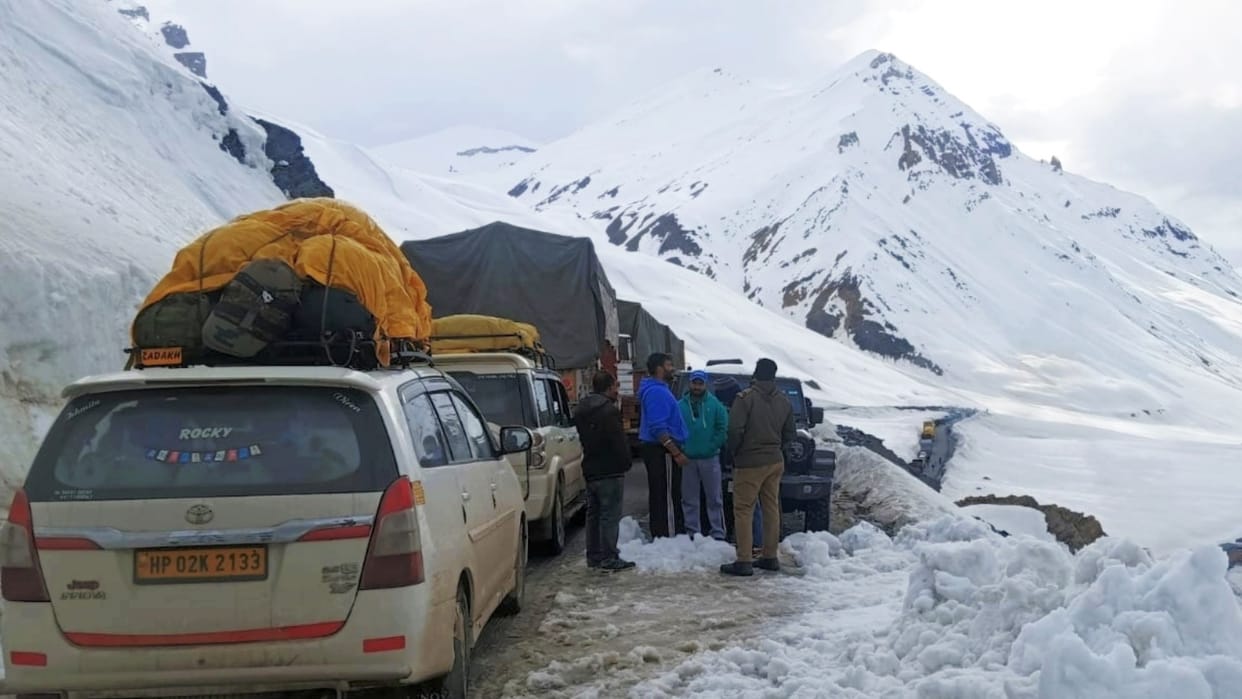 himachal news: tourist in rohtang permit to 1200 vehicles everyday