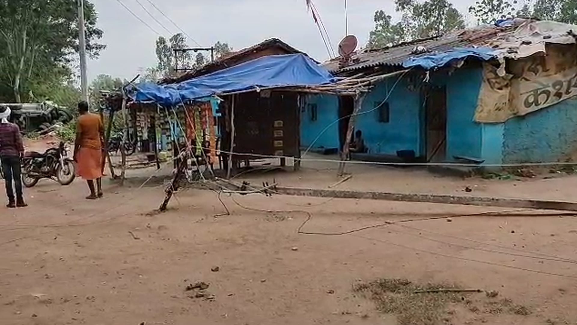 ट्रेलर की टक्कर से टूटकर गिरा बिजली पोल।