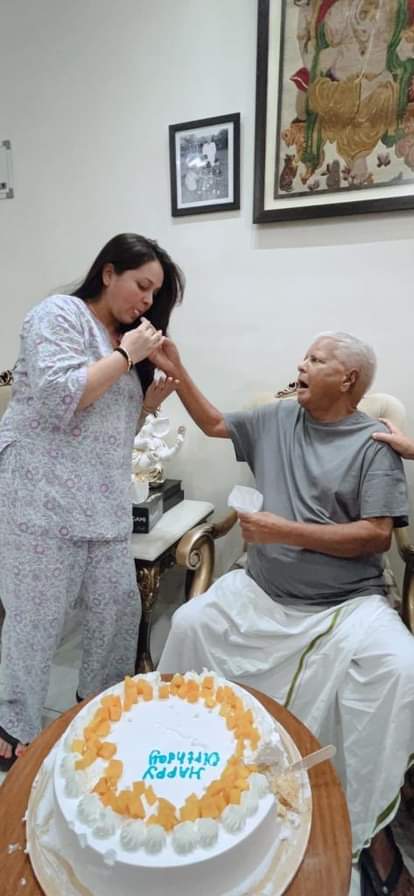 पिता के हाथ से केक खातीं रोहिणी।