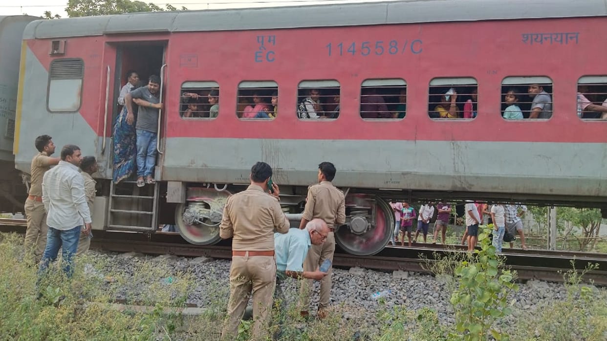 A spark came out from sleeper coach of Bihar Samparkkranti Express, the train stopped