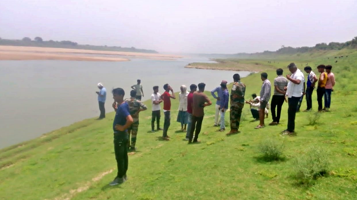 Raid action of police and mining team on Musavali sand mine in Bhind
